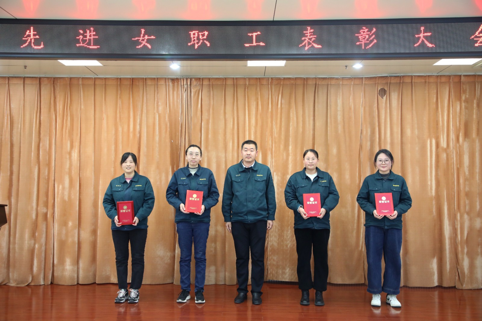 山重建機公司工會舉辦2024年度先進女職工表彰大會 暨“花樣芳華，巾幗綻彩”插花活動